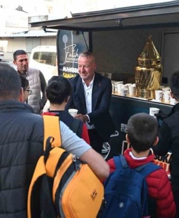 KARACABEY BELEDİYESİ TARAFINDAN YENİ EĞİTİM VE ÖĞRETİM YILININ BAŞLAMASIYLA BİRLİKTE HAYATA GEÇİRİLEN "ÇORBA BİZDEN" HİZMETİ, ÖĞRENCİLERDEN YOĞUN İLGİ GÖRÜYOR. BELEDİYE BAŞKANI FATİH KARABATI’NIN ÖNCÜLÜĞÜNDE BAŞLATILAN UYGULAMA KAPSAMINDA, HER HAFTA FARKLI BİR OKULUN ÖNÜNDE KURULAN "ÇORBA ÇEŞMESİ"NDEN ÖĞRENCİLERE SABAH SAATLERİNDE SICAK ÇORBA İKRAM EDİLİYOR.