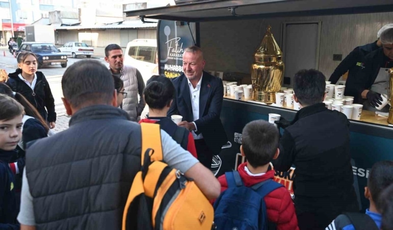 KARACABEY BELEDİYESİ TARAFINDAN YENİ EĞİTİM VE ÖĞRETİM YILININ BAŞLAMASIYLA BİRLİKTE HAYATA GEÇİRİLEN "ÇORBA BİZDEN" HİZMETİ, ÖĞRENCİLERDEN YOĞUN İLGİ GÖRÜYOR. BELEDİYE BAŞKANI FATİH KARABATI’NIN ÖNCÜLÜĞÜNDE BAŞLATILAN UYGULAMA KAPSAMINDA, HER HAFTA FARKLI BİR OKULUN ÖNÜNDE KURULAN "ÇORBA ÇEŞMESİ"NDEN ÖĞRENCİLERE SABAH SAATLERİNDE SICAK ÇORBA İKRAM EDİLİYOR.
