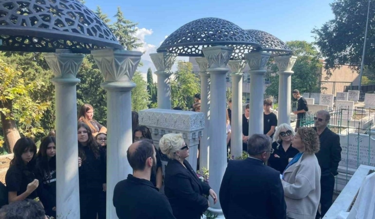 TÜRK MÜZİĞİNİN "SANAT GÜNEŞİ" ZEKİ MÜREN, ÖLÜMÜNÜN 30. YILINDA MEMLEKETİ BURSA’DA KABRİ BAŞINDA ANILDI. EMİR SULTAN MEZARLIĞI’NDA DÜZENLENEN TÖRENE AİLESİ, SEVENLERİ, VAKIF TEMSİLCİLERİ VE ÖĞRENCİLER KATILDI. MÜREN İÇİN DÜZENLENEN ANMA PROGRAMI, AKŞAM NÜKHET DURU’NUN DA SAHNEYE ÇIKACAĞI ÖZEL KONSERLE DEVAM EDECEK.