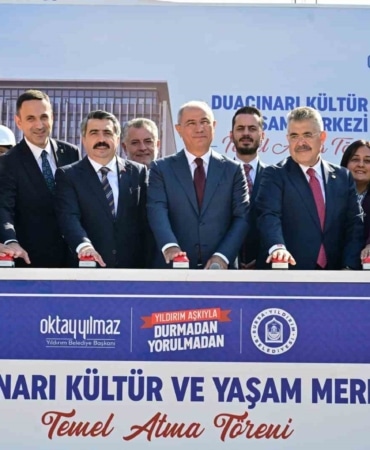 YILDIRIM BELEDİYESİ, KENTİN SOSYAL VE KÜLTÜREL YAŞAMINA DEĞER KATACAK ÖNEMLİ BİR PROJEYİ DAHA HAYATA GEÇİRİYOR. TEMELİ ATILAN DUAÇINARI KÜLTÜR VE YAŞAM MERKEZİ, MODERN YAPISI VE ÇOK YÖNLÜ KULLANIM ALANLARIYLA BURSALILARIN YENİ BULUŞMA NOKTASI OLACAK.