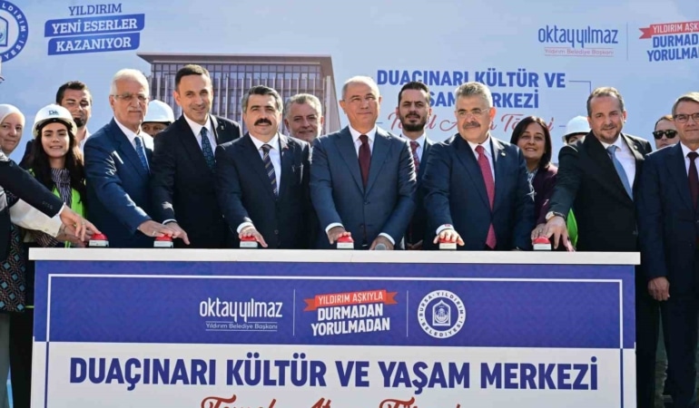 YILDIRIM BELEDİYESİ, KENTİN SOSYAL VE KÜLTÜREL YAŞAMINA DEĞER KATACAK ÖNEMLİ BİR PROJEYİ DAHA HAYATA GEÇİRİYOR. TEMELİ ATILAN DUAÇINARI KÜLTÜR VE YAŞAM MERKEZİ, MODERN YAPISI VE ÇOK YÖNLÜ KULLANIM ALANLARIYLA BURSALILARIN YENİ BULUŞMA NOKTASI OLACAK.