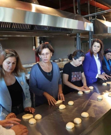 NİLÜFER BELEDİYESİ’NİN ‘2026 YILIN YAZARI SENNUR SEZER’ ETKİNLİKLERİ ÇERÇEVESİNDE DÜZENLENEN GASTRONOMİ ATÖLYESİNDE, EKMEK USTASI HAKAN DOĞAN YAZARIN ‘İSTANBUL’UN ESKİ İKRAMLARI’ KİTABINDAN YOLA ÇIKARAK PASKALYA ÇÖREĞİ HAZIRLADI; DAYANIŞMA VE TASARRUF KÜLTÜRÜNÜ ANLATTI.
