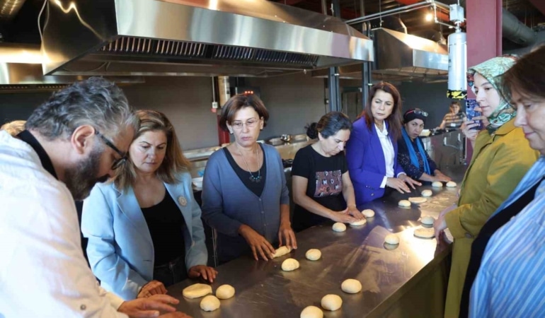 NİLÜFER BELEDİYESİ’NİN ‘2026 YILIN YAZARI SENNUR SEZER’ ETKİNLİKLERİ ÇERÇEVESİNDE DÜZENLENEN GASTRONOMİ ATÖLYESİNDE, EKMEK USTASI HAKAN DOĞAN YAZARIN ‘İSTANBUL’UN ESKİ İKRAMLARI’ KİTABINDAN YOLA ÇIKARAK PASKALYA ÇÖREĞİ HAZIRLADI; DAYANIŞMA VE TASARRUF KÜLTÜRÜNÜ ANLATTI.