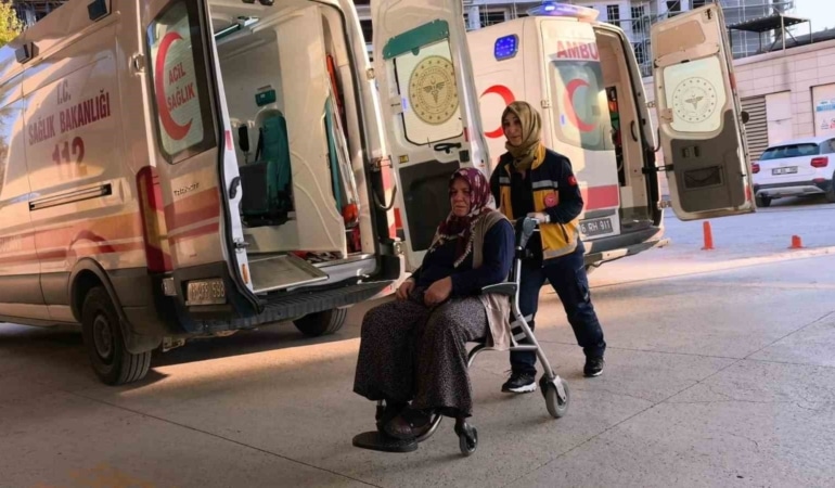 BURSA’NIN İNEGÖL İLÇESİNDE KONTROLDEN ÇIKAN OTOMOBİLİN DERE YATAĞINA YUVARLANDIĞI KAZADA 5 KİŞİ YARALANDI.