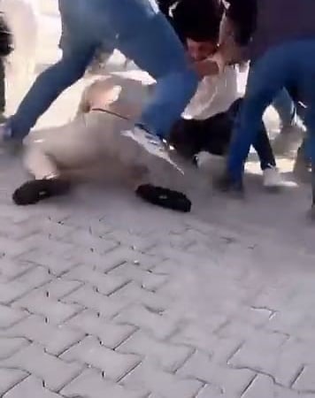 BURSA’DA MÜTEAHHİT İLE İNŞAAT İŞÇİLERİ ARASINDA ALACAK-VERECEK MESELESİ NEDENİYLE ÇIKAN KAVGADA 8 KİŞİ YARALANDI.