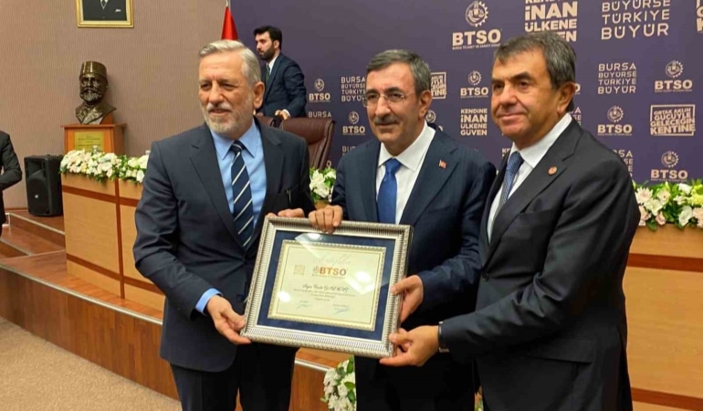 CUMHURBAŞKANI YARDIMCISI CEVDET YILMAZ, TÜRKİYE YÜZYILI BULUŞMALARI KAPSAMINDA GELDİĞİ BURSA’DA İŞ DÜNYASININ TEMSİLCİLERİYLE BİR ARAYA GELDİ.