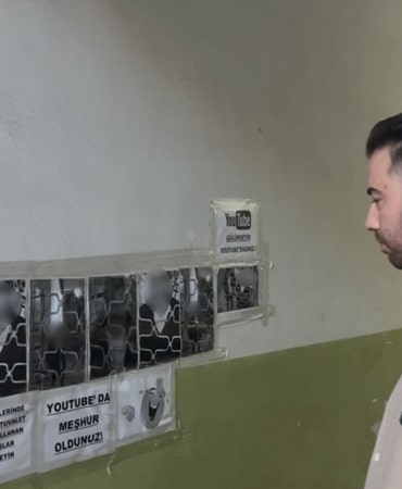 BURSA’DA PASAJ SAHİBİNDEN ‘İBRETLİK’ ÇÖZÜM: TUVALETİNİ YAPANLARI TEK TEK DUVARA ASTI