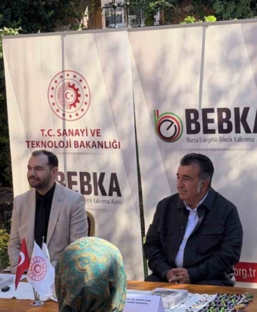 BURSA ESKİŞEHİR BİLECİK KALKINMA AJANSI (BEBKA) TARAFINDAN KALKINMA AJANSLARI KÜLTÜR YAYINLARI KAPSAMINDA YAYIMLANAN "TÜRK DÖNEMİ ÖNCESİ İZNİK" KİTABININ TANITIM TOPLANTISI, 24 EYLÜL 2026 PERŞEMBE GÜNÜ SAAT 10.30’DA İZNİK’TEKİ SÜLEYMANPAŞA MEDRESESİ’NDE GERÇEKLEŞTİRİLDİ. PROF. DR. MUSTAFA ŞAHİN TARAFINDAN KALEME ALINAN ESER, İZNİK’İN ANTİK NİKAİA’DAN TÜRK DÖNEMİ’NE UZANAN ZENGİN TARİHİNİ VE ARKEOLOJİK MİRASINI KAPSAMLI BİR ŞEKİLDE ELE ALIYOR.