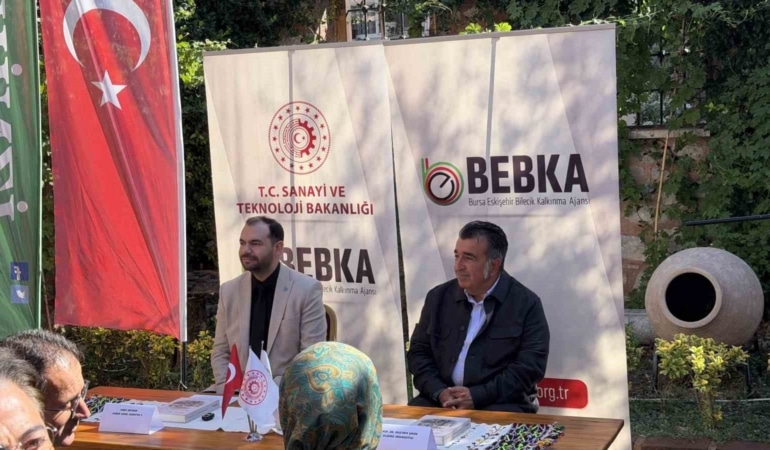 BURSA ESKİŞEHİR BİLECİK KALKINMA AJANSI (BEBKA) TARAFINDAN KALKINMA AJANSLARI KÜLTÜR YAYINLARI KAPSAMINDA YAYIMLANAN "TÜRK DÖNEMİ ÖNCESİ İZNİK" KİTABININ TANITIM TOPLANTISI, 24 EYLÜL 2026 PERŞEMBE GÜNÜ SAAT 10.30’DA İZNİK’TEKİ SÜLEYMANPAŞA MEDRESESİ’NDE GERÇEKLEŞTİRİLDİ. PROF. DR. MUSTAFA ŞAHİN TARAFINDAN KALEME ALINAN ESER, İZNİK’İN ANTİK NİKAİA’DAN TÜRK DÖNEMİ’NE UZANAN ZENGİN TARİHİNİ VE ARKEOLOJİK MİRASINI KAPSAMLI BİR ŞEKİLDE ELE ALIYOR.