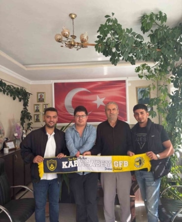 KARACABEY GENÇ FENERBAHÇELİLER (GFB), SOSYAL SORUMLULUK PROJELERİ KAPSAMINDA ÖĞRENCİLERE VE İHTİYAÇ SAHİBİ AİLELERE YÖNELİK YARDIM ÇALIŞMALARINI ARALIKSIZ SÜRDÜRÜYOR. HER EĞİTİM-ÖĞRETİM DÖNEMİNDE GELENEKSEL HALE GETİRDİKLERİ DESTEKLERE DEVAM EDEN DERNEK ÜYELERİ, HAZIRLANAN YARDIMLARI İHTİYAÇ SAHİPLERİNE ULAŞTIRDI.