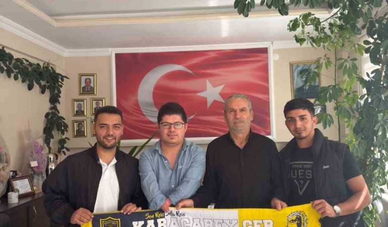 KARACABEY GENÇ FENERBAHÇELİLER (GFB), SOSYAL SORUMLULUK PROJELERİ KAPSAMINDA ÖĞRENCİLERE VE İHTİYAÇ SAHİBİ AİLELERE YÖNELİK YARDIM ÇALIŞMALARINI ARALIKSIZ SÜRDÜRÜYOR. HER EĞİTİM-ÖĞRETİM DÖNEMİNDE GELENEKSEL HALE GETİRDİKLERİ DESTEKLERE DEVAM EDEN DERNEK ÜYELERİ, HAZIRLANAN YARDIMLARI İHTİYAÇ SAHİPLERİNE ULAŞTIRDI.