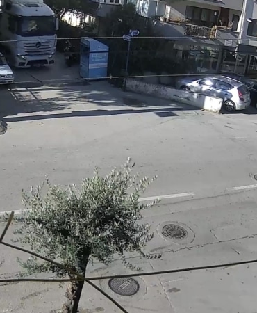 BURSA'DA DAR SOKAKTAN DÖNÜŞ YAPMAK İSTEYEN TIR, MANEVRA SIRASINDA YOL KENARINDA BULUNAN GİYSİ TOPLAMA KUTUSUNA ÇARPTI. KUTUDA HASAR MEYDANA GELİRKEN, TIR SÜRÜCÜSÜ YOLUNA DEVAM ETTİ. GÖKÇİN ÖDÜL/BURSA-İHA