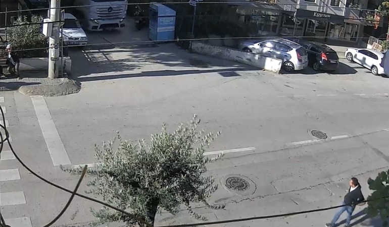 BURSA'DA DAR SOKAKTAN DÖNÜŞ YAPMAK İSTEYEN TIR, MANEVRA SIRASINDA YOL KENARINDA BULUNAN GİYSİ TOPLAMA KUTUSUNA ÇARPTI. KUTUDA HASAR MEYDANA GELİRKEN, TIR SÜRÜCÜSÜ YOLUNA DEVAM ETTİ. GÖKÇİN ÖDÜL/BURSA-İHA