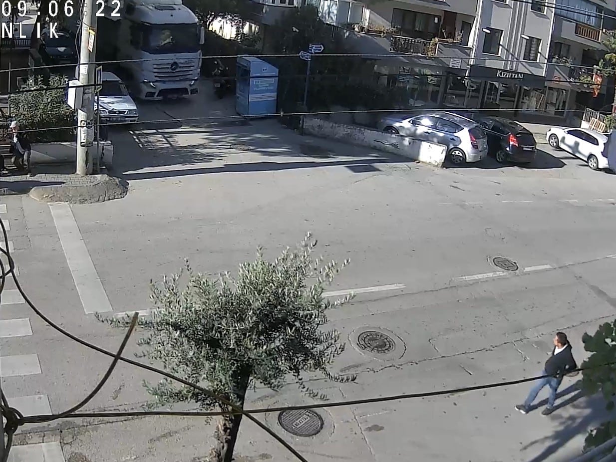 BURSA'DA DAR SOKAKTAN DÖNÜŞ YAPMAK İSTEYEN TIR, MANEVRA SIRASINDA YOL KENARINDA BULUNAN GİYSİ TOPLAMA KUTUSUNA ÇARPTI. KUTUDA HASAR MEYDANA GELİRKEN, TIR SÜRÜCÜSÜ YOLUNA DEVAM ETTİ. GÖKÇİN ÖDÜL/BURSA-İHA