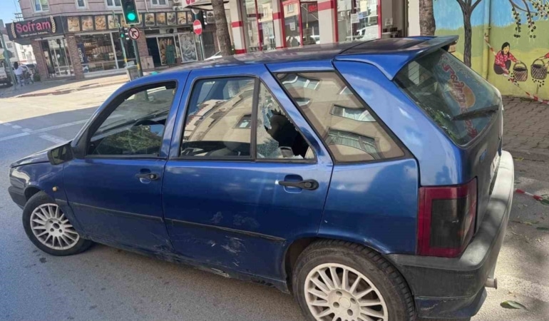 BURSA’NIN İNEGÖL İLÇESİNDE OTOMOBİL İLE MOTOSİKLETİN ÇARPIŞMASI SONUCU MEYDANA GELEN KAZADA MOTOSİKLET SÜRÜCÜSÜ YARALANDI. YARALI SÜRÜCÜNÜN GÜNEŞ GÖZLÜĞÜNÜ HASTANEYE GÖTÜRÜLENE KADAR ÇIKARMAMASI DİKKAT ÇEKTİ.