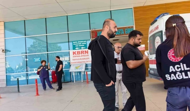 BURSA’NIN İNEGÖL İLÇESİNDE BİR İÇECEK FABRİKASINDA MEYDANA GELEN İŞ KAZASINDA, ELİNİ İŞ MAKİNESİNE KAPTIRAN 24 YAŞINDAKİ İŞÇİNİN SAĞ İŞARET PARMAĞI KOPTU. İLK MÜDAHALESİ YAPILAN GENÇ İŞÇİNİN KOPAN PARMAĞI, BUZ KALIBINA KONULARAK KORUMAYA ALINDI.