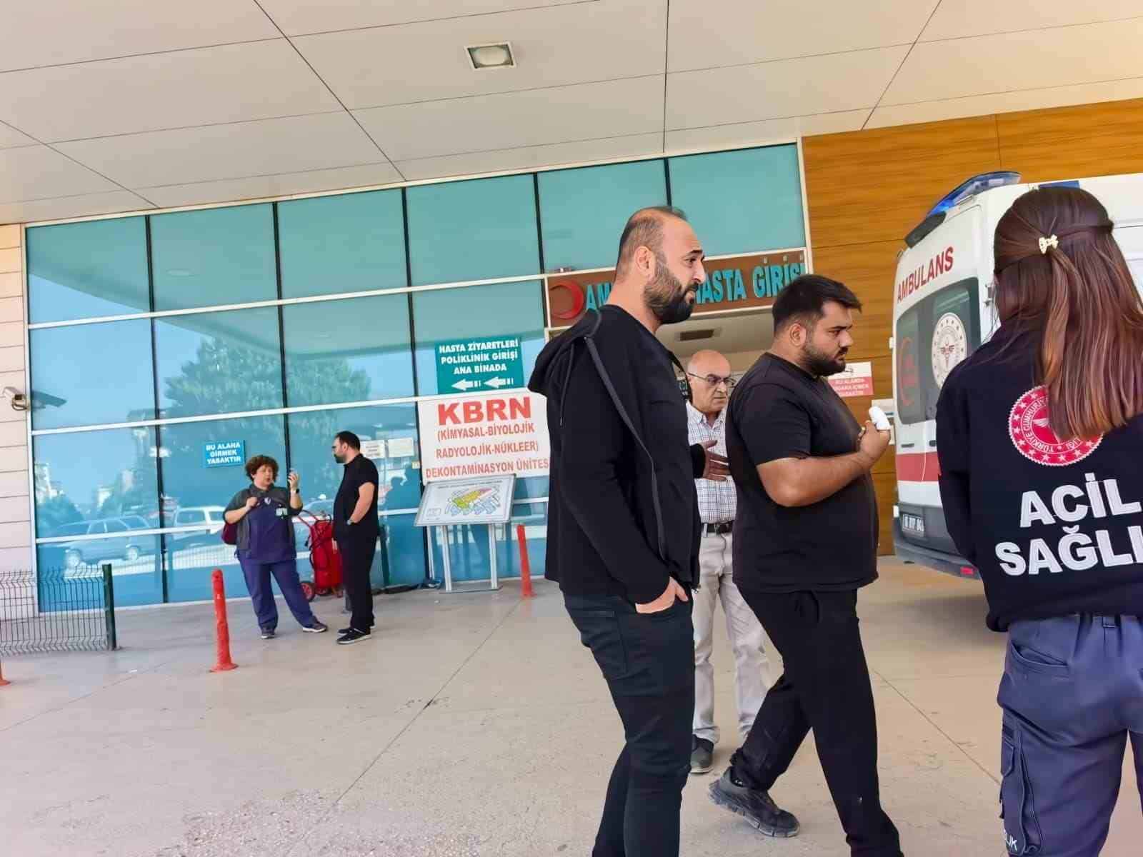 BURSA’NIN İNEGÖL İLÇESİNDE BİR İÇECEK FABRİKASINDA MEYDANA GELEN İŞ KAZASINDA, ELİNİ İŞ MAKİNESİNE KAPTIRAN 24 YAŞINDAKİ İŞÇİNİN SAĞ İŞARET PARMAĞI KOPTU. İLK MÜDAHALESİ YAPILAN GENÇ İŞÇİNİN KOPAN PARMAĞI, BUZ KALIBINA KONULARAK KORUMAYA ALINDI.