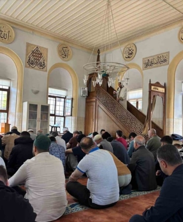 DİYANET İŞLERİ BAŞKANLIĞI TARAFINDAN 25 EYLÜL CUMA GÜNÜ CAMİLERDE OKUNACAK HUTBEDE, SOSYAL MEDYA KULLANIMINA İLİŞKİN ÖNEMLİ UYARILARDA BULUNULACAK. HUTBEDE, SOSYAL MEDYADA YAPILAN HER PAYLAŞIMIN SORUMLULUK TAŞIDIĞI HATIRLATILARAK, BİR BİLGİ PAYLAŞILMADAN ÖNCE DOĞRULUĞUNUN ARAŞTIRILMASI, BAŞKALARININ HAYATLARI HAKKINDA YORUM YAPILIRKEN İSE MAHREMİYETE DİKKAT EDİLMESİ İSTENECEK.