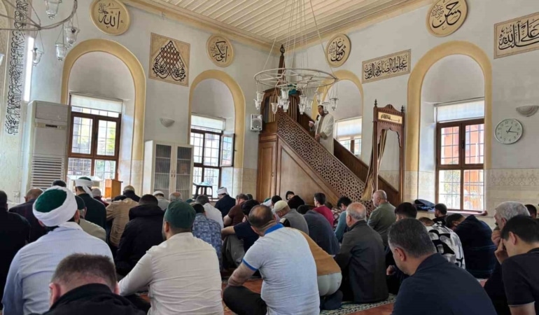 DİYANET İŞLERİ BAŞKANLIĞI TARAFINDAN 25 EYLÜL CUMA GÜNÜ CAMİLERDE OKUNACAK HUTBEDE, SOSYAL MEDYA KULLANIMINA İLİŞKİN ÖNEMLİ UYARILARDA BULUNULACAK. HUTBEDE, SOSYAL MEDYADA YAPILAN HER PAYLAŞIMIN SORUMLULUK TAŞIDIĞI HATIRLATILARAK, BİR BİLGİ PAYLAŞILMADAN ÖNCE DOĞRULUĞUNUN ARAŞTIRILMASI, BAŞKALARININ HAYATLARI HAKKINDA YORUM YAPILIRKEN İSE MAHREMİYETE DİKKAT EDİLMESİ İSTENECEK.