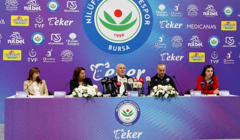 VODAFONE SULTANLAR LİGİ’NDE BURSA’YI TEMSİL EDEN TEK TAKIM OLAN NİLÜFER BELEDİYESPOR EKER KADIN VOLEYBOL TAKIMI, 2026-2027 SEZONU KADROSUNU DÜZENLENEN LANSMANLA TANITTI. GEÇEN SEZON SERGİLEDİĞİ BAŞARILI PERFORMANSIYLA DİKKAT ÇEKEN BURSA EKİBİ, KORUDUĞU GÜÇLÜ KADROSU VE YENİ TRANSFERLERİYLE GÖZÜNÜ DAHA YÜKSEK HEDEFLERE DİKTİ.