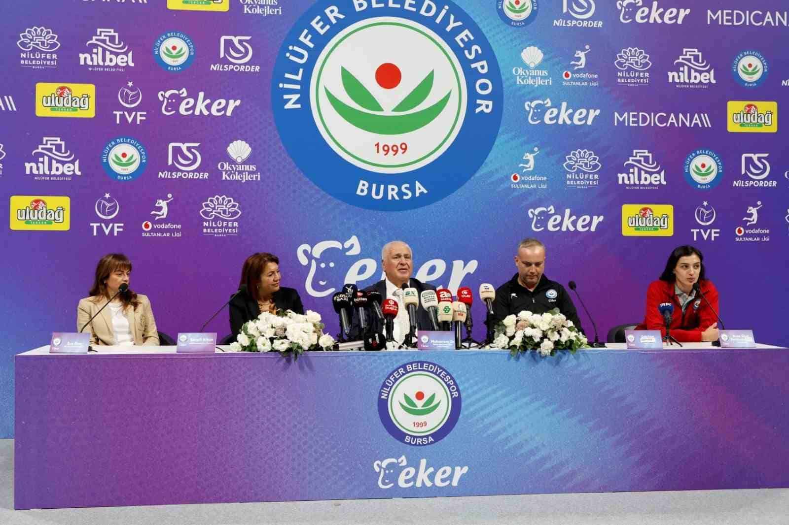 VODAFONE SULTANLAR LİGİ’NDE BURSA’YI TEMSİL EDEN TEK TAKIM OLAN NİLÜFER BELEDİYESPOR EKER KADIN VOLEYBOL TAKIMI, 2026-2027 SEZONU KADROSUNU DÜZENLENEN LANSMANLA TANITTI. GEÇEN SEZON SERGİLEDİĞİ BAŞARILI PERFORMANSIYLA DİKKAT ÇEKEN BURSA EKİBİ, KORUDUĞU GÜÇLÜ KADROSU VE YENİ TRANSFERLERİYLE GÖZÜNÜ DAHA YÜKSEK HEDEFLERE DİKTİ.