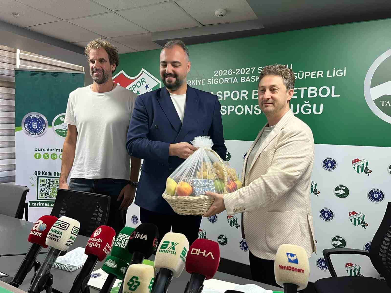 BURSASPOR BASKETBOL, YENİ SEZON ÖNCESİNDE BURSA BÜYÜKŞEHİR BELEDİYESİ İŞTİRAKİ TARIM VE PEYZAJ A.Ş. İLE ŞORT SPONSORLUĞU VE TRİBÜN İSİM SPONSORLUĞU KONUSUNDA İŞ BİRLİĞİNE GİTTİ. TARIM VE PEYZAJ A.Ş. GENEL MÜDÜRÜ SEMİH POLAT (ORTADA), BURSASPOR BASKETBOL YÖNETİM KURULU BAŞKANI SEZER SEZGİN (SAĞDA).