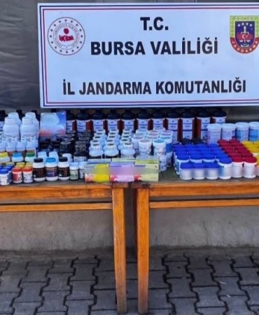 BURSA’NIN GÜRSU İLÇESİNDE JANDARMA EKİPLERİNCE KAÇAKÇILIKLA MÜCADELE KAPSAMINDA DÜZENLENEN OPERASYONDA, YURTDIŞINDAN YASA DIŞI YOLLARLA TÜRKİYE’YE GETİRİLDİĞİ BELİRLENEN PİYASA DEĞERİ YAKLAŞIK 1 MİLYON 500 BİN TL OLAN 422 ADET VETERİNER TIBBİ KUŞ İLACI ELE GEÇİRİLDİ.