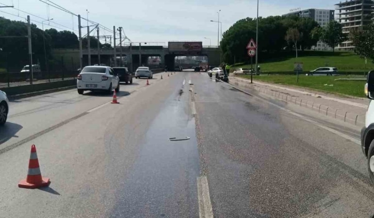 BURSA’NIN NİLÜFER İLÇESİNDE YOLA DÖKÜLEN KİMYASAL MADDE İÇERİKLİ BİDONLAR NEDENİYLE EKİPLER ALARMA GEÇTİ. BÖLGE GÜVENLİK AMACIYLA TRAFİĞE KAPATILIRKEN, AFAD KBRN EKİPLERİNİN YAPTIĞI İNCELEMEDE İNSAN SAĞLIĞI AÇISINDAN TEHLİKELİ BİR DURUM BULUNMADIĞI BELİRLENDİ.
