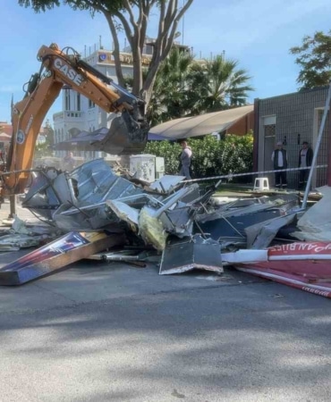 BURSA'DA UZUN SÜREDİR FAALİYET GÖSTEREN MEYDANDAKİ BÜFE, MUDANYA BELEDİYESİ TARAFINDAN USULSÜZ KULLANIM GEREKÇESİYLE YAPILAN TAHLİYE VE YIKIM TALEBİNİN ARDINDAN, İŞLETMECİNİN MAHKEMEYE YAPTIĞI BAŞVURUNUN REDDEDİLMESİ ÜZERİNE YIKILDI.GÖKÇİN ÖDÜL/BURSA-İHA