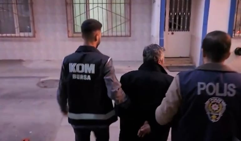 BURSA'DA SAĞLIKÇILARI EV SAHİBİ YAPMA VAADİYLE DOLANDIRAN ŞAHISLARA DEV OPERASYON