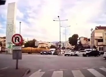 BURSA’DA HATALI DÖNÜŞ YAPAN OTOMOBİL, KARŞI YÖNDEN GELEN OTOMOBİLLE ÇARPIŞTI. İKİ OTOMOBİLİN KARIŞTIĞI KAZA ANI, SEYİR HALİNDEKİ BAŞKA BİR ARACIN KAMERASINA SANİYE SANİYE YANSIDI.