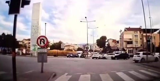 BURSA’DA HATALI DÖNÜŞ YAPAN OTOMOBİL, KARŞI YÖNDEN GELEN OTOMOBİLLE ÇARPIŞTI. İKİ OTOMOBİLİN KARIŞTIĞI KAZA ANI, SEYİR HALİNDEKİ BAŞKA BİR ARACIN KAMERASINA SANİYE SANİYE YANSIDI.