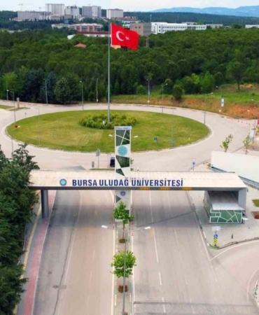 TÜRKİYE’NİN MİLLÎ TEKNOLOJİ HAMLESİ VİZYONU DOĞRULTUSUNDA DÜZENLENEN DÜNYANIN EN BÜYÜK HAVACILIK, UZAY VE TEKNOLOJİ FESTİVALİ TEKNOFEST’TE FİNALLER İÇİN GERİ SAYIM BAŞLADI. BURSA ULUDAĞ ÜNİVERSİTESİ (BUÜ) ÖĞRENCİLERİ, BU YIL DA GELİŞTİRDİKLERİ YERLİ VE MİLLÎ PROJELERLE ZORLU ELEME SÜREÇLERİNİ GERİDE BIRAKARAK FARKLI KATEGORİLERDE FİNALE KALMA BAŞARISI GÖSTERDİ. AÇIKLANAN FİNAL SONUÇLARINA GÖRE BUÜ’NÜN YETENEKLİ ÖĞRENCİ TOPLULUKLARI VE TAKIMLARI, İNSANSIZ HAVA ARAÇLARINDAN YAPAY ZEKAYA, OTONOM SİSTEMLERDEN BİYOTEKNOLOJİYE KADAR GENİŞ BİR YELPAZEDE ÜNİVERSİTEYİ FİNALLERDE TEMSİL EDECEK.