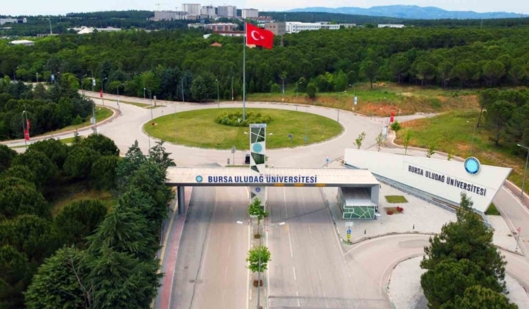 TÜRKİYE’NİN MİLLÎ TEKNOLOJİ HAMLESİ VİZYONU DOĞRULTUSUNDA DÜZENLENEN DÜNYANIN EN BÜYÜK HAVACILIK, UZAY VE TEKNOLOJİ FESTİVALİ TEKNOFEST’TE FİNALLER İÇİN GERİ SAYIM BAŞLADI. BURSA ULUDAĞ ÜNİVERSİTESİ (BUÜ) ÖĞRENCİLERİ, BU YIL DA GELİŞTİRDİKLERİ YERLİ VE MİLLÎ PROJELERLE ZORLU ELEME SÜREÇLERİNİ GERİDE BIRAKARAK FARKLI KATEGORİLERDE FİNALE KALMA BAŞARISI GÖSTERDİ. AÇIKLANAN FİNAL SONUÇLARINA GÖRE BUÜ’NÜN YETENEKLİ ÖĞRENCİ TOPLULUKLARI VE TAKIMLARI, İNSANSIZ HAVA ARAÇLARINDAN YAPAY ZEKAYA, OTONOM SİSTEMLERDEN BİYOTEKNOLOJİYE KADAR GENİŞ BİR YELPAZEDE ÜNİVERSİTEYİ FİNALLERDE TEMSİL EDECEK.