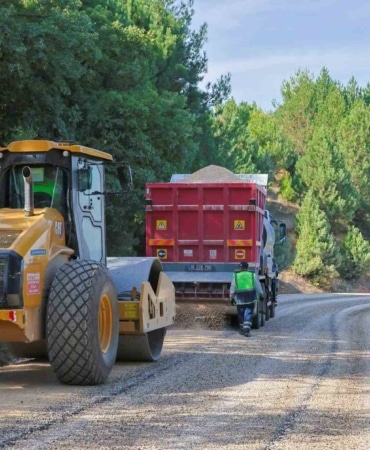 BURSA BÜYÜKŞEHİR BELEDİYESİ, OSMANGAZİ İLÇESİNE BAĞLI ÜÇ MAHALLEDE TOPLAM 15 KİLOMETRE UZUNLUĞUNDAKİ GÜZERGAHTA YOL YENİLEME ÇALIŞMASI GERÇEKLEŞTİRİYOR.