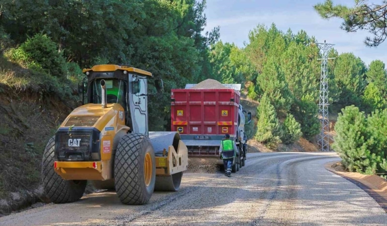 BURSA BÜYÜKŞEHİR BELEDİYESİ, OSMANGAZİ İLÇESİNE BAĞLI ÜÇ MAHALLEDE TOPLAM 15 KİLOMETRE UZUNLUĞUNDAKİ GÜZERGAHTA YOL YENİLEME ÇALIŞMASI GERÇEKLEŞTİRİYOR.
