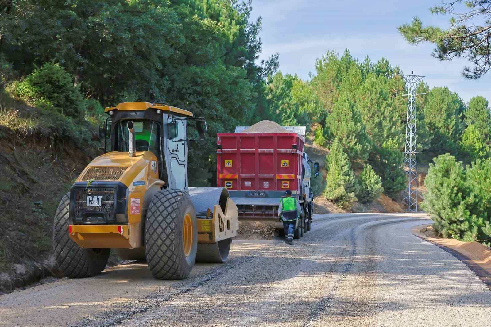 BURSA BÜYÜKŞEHİR BELEDİYESİ, OSMANGAZİ İLÇESİNE BAĞLI ÜÇ MAHALLEDE TOPLAM 15 KİLOMETRE UZUNLUĞUNDAKİ GÜZERGAHTA YOL YENİLEME ÇALIŞMASI GERÇEKLEŞTİRİYOR.