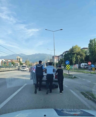 BURSA'DA YAKITI BİTTİĞİ İÇİN YOLDA KALAN SÜRÜCÜNÜN YARDIMINA ZABITA EKİPLERİ KOŞTU. YOLDA KALAN ARACI FARKEDEN BURSA BÜYÜKŞEHİR BELEDİYESİ ZABITA EKİPLERİ ARACIN ARKASINA GEÇİP 2 KİLOMETRE UZAKLIKTAKİ EN YAKIN BENZİN İSTASYONUNA KADAR İTTİ.