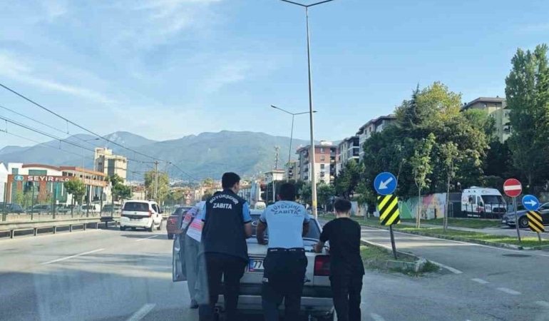 BURSA'DA YAKITI BİTTİĞİ İÇİN YOLDA KALAN SÜRÜCÜNÜN YARDIMINA ZABITA EKİPLERİ KOŞTU. YOLDA KALAN ARACI FARKEDEN BURSA BÜYÜKŞEHİR BELEDİYESİ ZABITA EKİPLERİ ARACIN ARKASINA GEÇİP 2 KİLOMETRE UZAKLIKTAKİ EN YAKIN BENZİN İSTASYONUNA KADAR İTTİ.