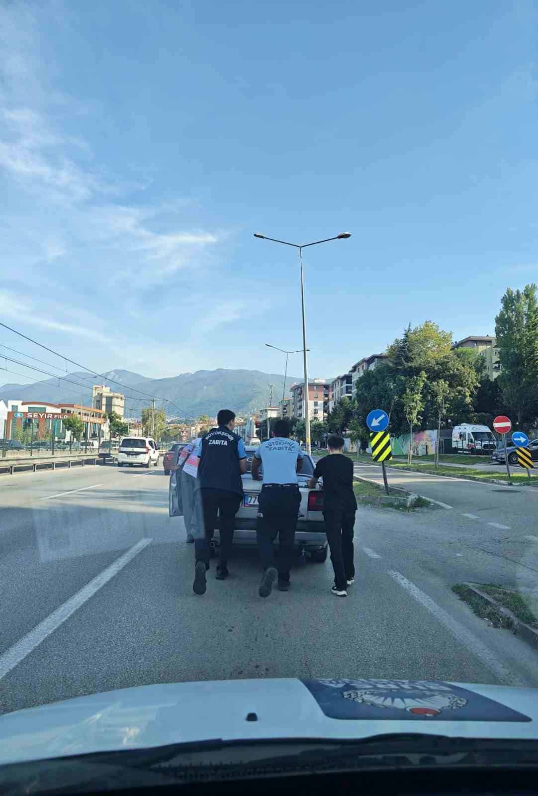 BURSA'DA YAKITI BİTTİĞİ İÇİN YOLDA KALAN SÜRÜCÜNÜN YARDIMINA ZABITA EKİPLERİ KOŞTU. YOLDA KALAN ARACI FARKEDEN BURSA BÜYÜKŞEHİR BELEDİYESİ ZABITA EKİPLERİ ARACIN ARKASINA GEÇİP 2 KİLOMETRE UZAKLIKTAKİ EN YAKIN BENZİN İSTASYONUNA KADAR İTTİ.