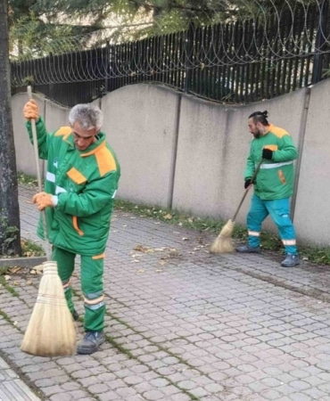 BURSA'DA OSMANGAZİ BELEDİYESİ, TEMİZLİK HİZMETLERİNİ İLÇENİN İHTİYAÇLARI DOĞRULTUSUNDA KESİNTİSİZ ŞEKİLDE SÜRDÜREREK, ORTAK YAŞAM ALANLARININ TEMİZ TUTULMASINI VE OSMANGAZİ’NİN KENT ESTETİĞİNİN KORUNMASINI KATKI SAĞLIYOR.