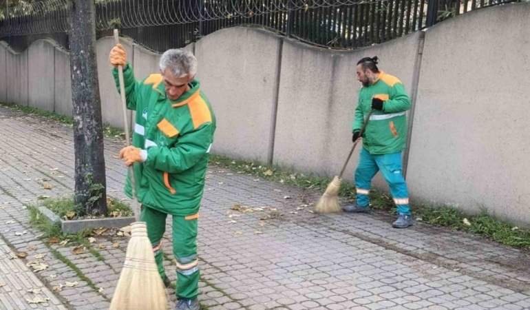 BURSA'DA OSMANGAZİ BELEDİYESİ, TEMİZLİK HİZMETLERİNİ İLÇENİN İHTİYAÇLARI DOĞRULTUSUNDA KESİNTİSİZ ŞEKİLDE SÜRDÜREREK, ORTAK YAŞAM ALANLARININ TEMİZ TUTULMASINI VE OSMANGAZİ’NİN KENT ESTETİĞİNİN KORUNMASINI KATKI SAĞLIYOR.