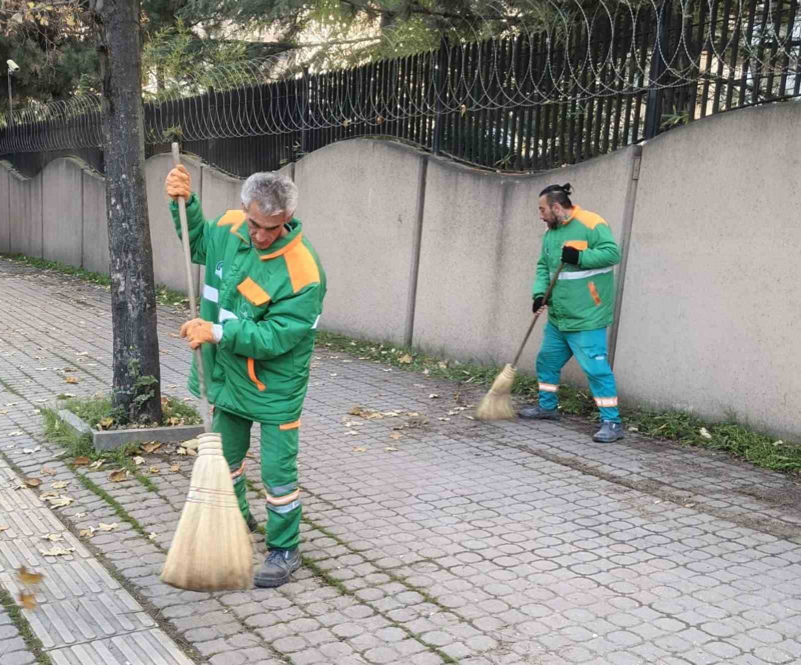 BURSA'DA OSMANGAZİ BELEDİYESİ, TEMİZLİK HİZMETLERİNİ İLÇENİN İHTİYAÇLARI DOĞRULTUSUNDA KESİNTİSİZ ŞEKİLDE SÜRDÜREREK, ORTAK YAŞAM ALANLARININ TEMİZ TUTULMASINI VE OSMANGAZİ’NİN KENT ESTETİĞİNİN KORUNMASINI KATKI SAĞLIYOR.