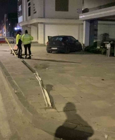 BURSA’NIN İNEGÖL İLÇESİNDE GECE SAATLERİNDE MEYDANA GELEN KAZADA KONTROLDEN ÇIKAN OTOMOBİL KALDIRIMA ÇIKARAK TABELALARI DEVİRDİ. KAZADA OTOMOBİL SÜRÜCÜSÜ YARALANDI.