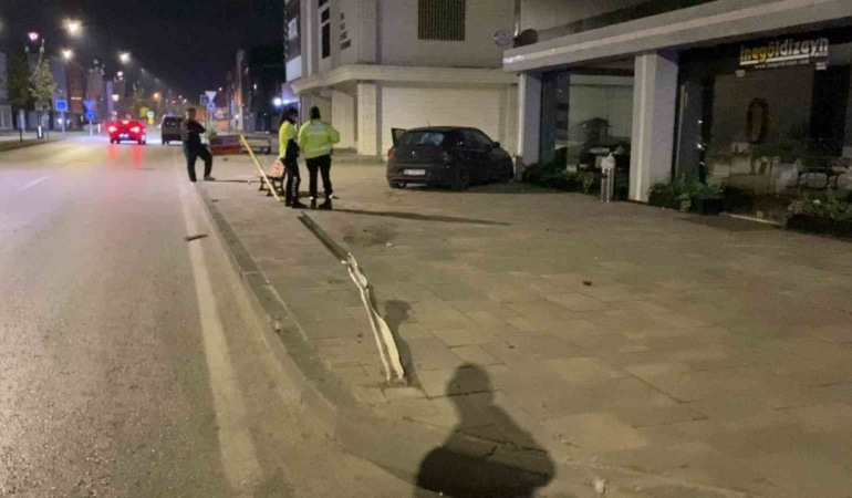 BURSA’NIN İNEGÖL İLÇESİNDE GECE SAATLERİNDE MEYDANA GELEN KAZADA KONTROLDEN ÇIKAN OTOMOBİL KALDIRIMA ÇIKARAK TABELALARI DEVİRDİ. KAZADA OTOMOBİL SÜRÜCÜSÜ YARALANDI.