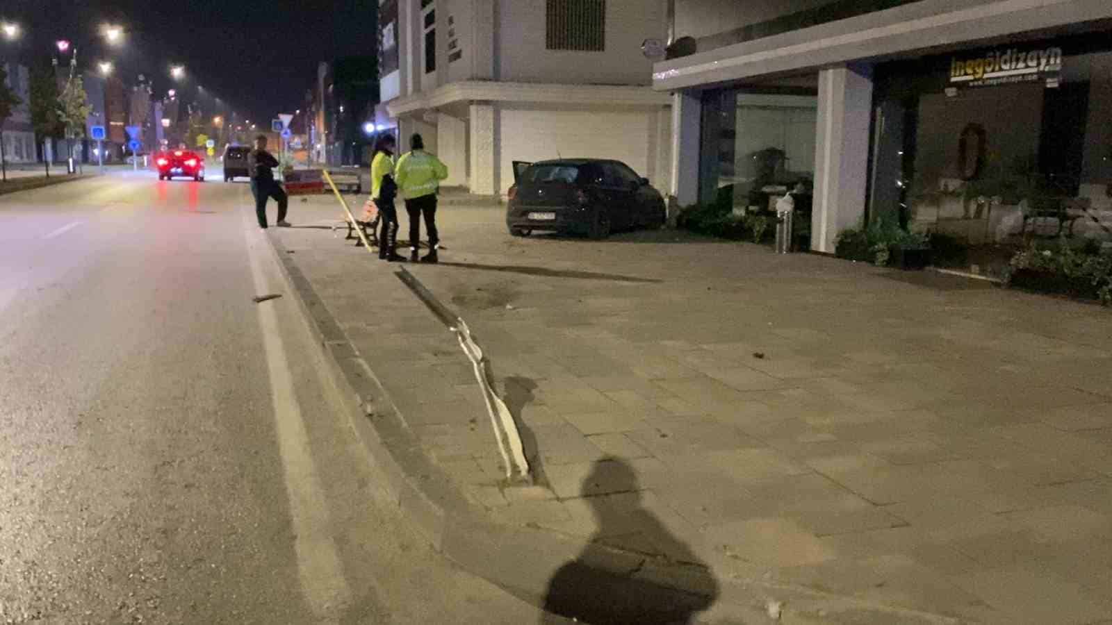 BURSA’NIN İNEGÖL İLÇESİNDE GECE SAATLERİNDE MEYDANA GELEN KAZADA KONTROLDEN ÇIKAN OTOMOBİL KALDIRIMA ÇIKARAK TABELALARI DEVİRDİ. KAZADA OTOMOBİL SÜRÜCÜSÜ YARALANDI.