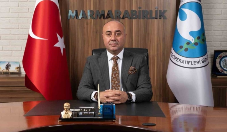 MARMARABİRLİK YÖNETİM KURULU BAŞKANI ALİ YILDIZ, 2026/2027 İŞ YILI ÜRÜN ALIM KAMPANYASI ÖNCESİNDE REKOLTE SÜRECİNE İLİŞKİN AÇIKLAMALARDA BULUNDU. 21 EYLÜL’DE BAŞLAYAN REKOLTE BEYANLARININ 23 EKİM 2026 TARİHİNDE SONA ERECEĞİNİ BELİRTEN YILDIZ, ÜRETİCİLERİN GERÇEK ÜRETİM MİKTARINI ESAS ALAN BEYANDA BULUNMASININ, YENİ SEZON ALIM VE KAPASİTE PLANLAMASININ SAĞLIKLI YAPILABİLMESİ AÇISINDAN ÖNEM TAŞIDIĞINI SÖYLEDİ.