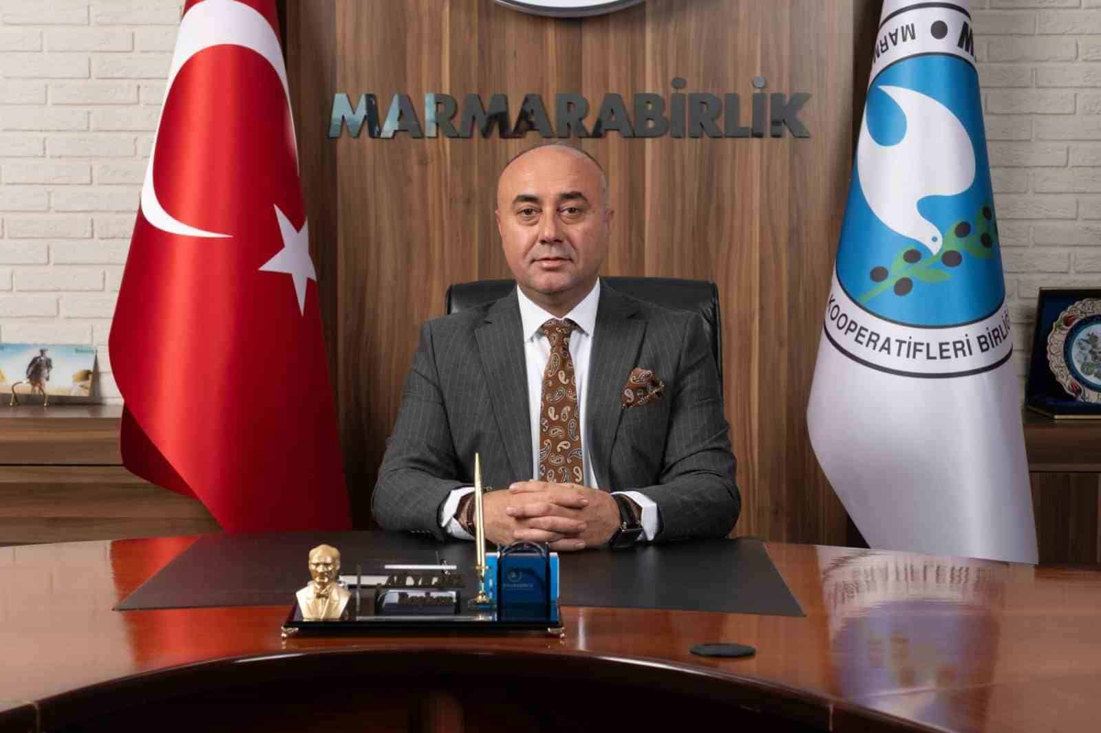 MARMARABİRLİK YÖNETİM KURULU BAŞKANI ALİ YILDIZ, 2026/2027 İŞ YILI ÜRÜN ALIM KAMPANYASI ÖNCESİNDE REKOLTE SÜRECİNE İLİŞKİN AÇIKLAMALARDA BULUNDU. 21 EYLÜL’DE BAŞLAYAN REKOLTE BEYANLARININ 23 EKİM 2026 TARİHİNDE SONA ERECEĞİNİ BELİRTEN YILDIZ, ÜRETİCİLERİN GERÇEK ÜRETİM MİKTARINI ESAS ALAN BEYANDA BULUNMASININ, YENİ SEZON ALIM VE KAPASİTE PLANLAMASININ SAĞLIKLI YAPILABİLMESİ AÇISINDAN ÖNEM TAŞIDIĞINI SÖYLEDİ.