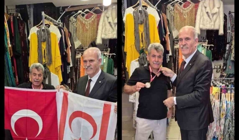 RECEP ALTEPE, ULUSAL VE ULUSLARARASI MARATONLARDA BURSA’YI BAŞARIYLA TEMSİL EDEN ATLET VE ÇARŞI ESNAFI ENVER KOÇ’U ZİYARET EDEREK KIBRIS MARATONU ÖNCESİNDE BAŞARILAR DİLEDİ.