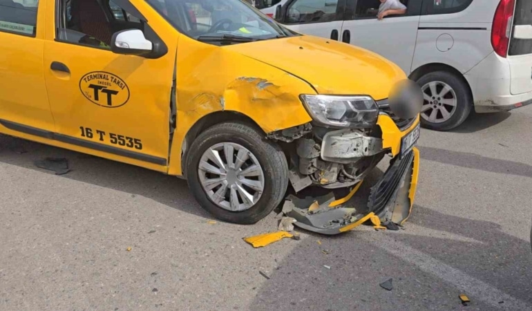 BURSA’NIN İNEGÖL İLÇESİNDE TİCARİ TAKSİ İLE OTOMOBİLİN ÇARPIŞMASI SONUCU MEYDANA GELEN KAZADA 2 KİŞİ YARALANDI.